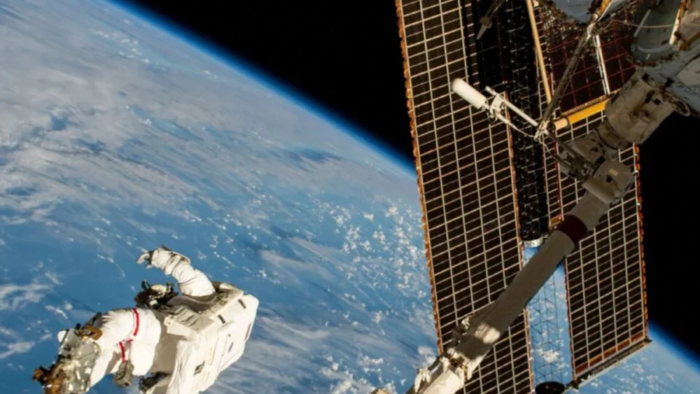 NASA prepara a primeira de três caminhadas espaciais de agosto para ampliar o sistema de energia da ISS