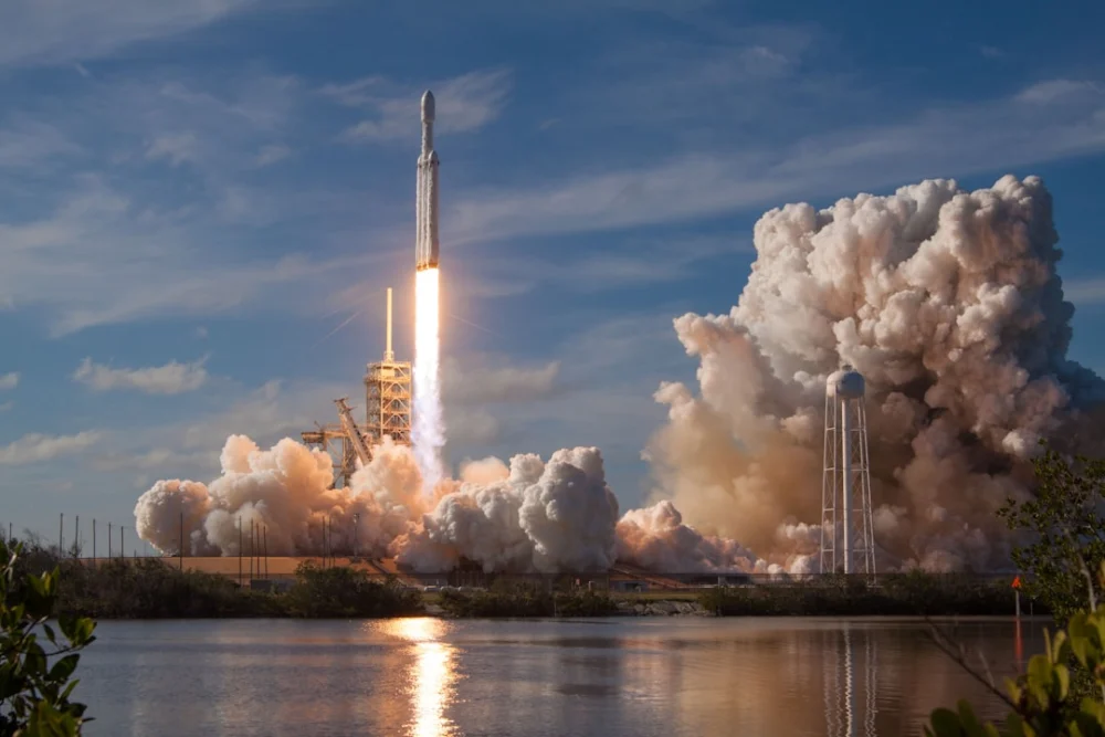Nasa revela imagens de cratera deixada por foguete da SpaceX na Lua