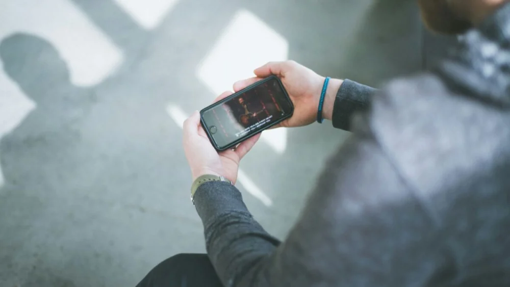 O celular está mudando nosso corpo? A ciência separa os riscos reais dos mitos que viralizaram
