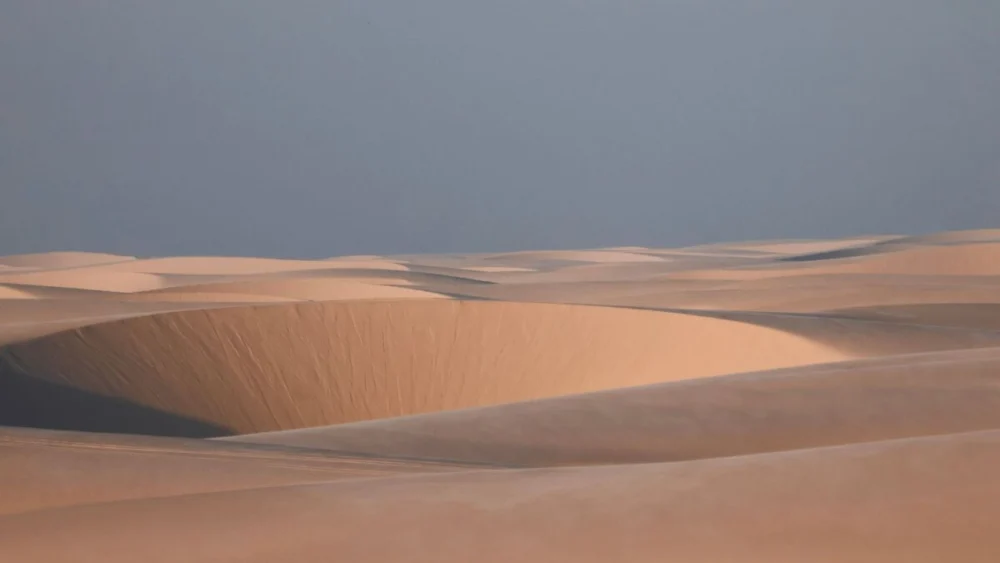 O deserto parecia inútil para a construção até uma dupla encontrar uma maneira de transformar sua areia em algo valioso