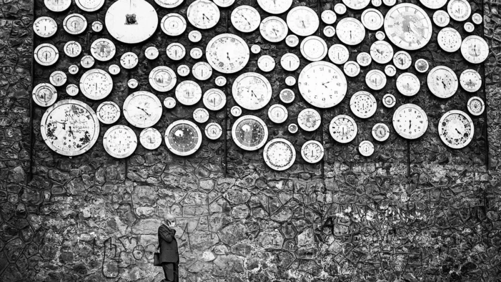 O tempo realmente existe no mundo quântico? A física encontrou um problema que desafia nossa ideia de passado e futuro