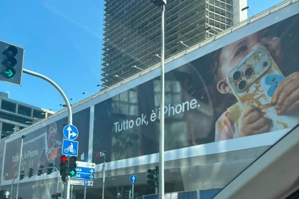 Órgão italiano critica a Apple por outdoor de criança segurando um iPhone