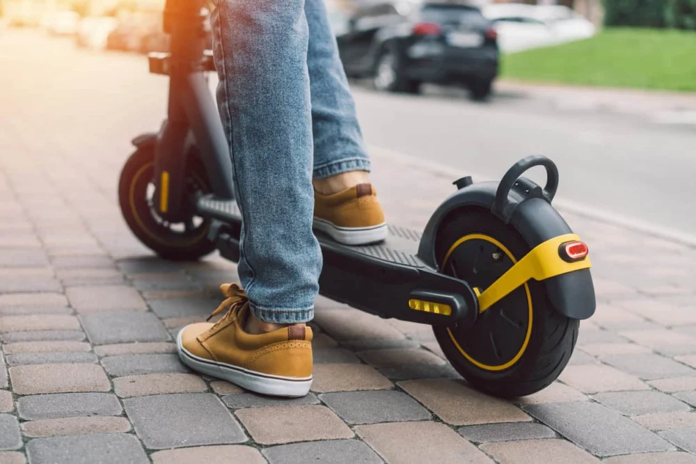 Patinetes ganham novas regras em SP e deixam as calçadas