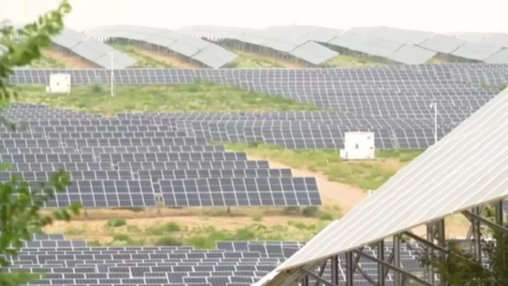 Por que a China está cobrindo centenas de quilômetros de deserto com painéis solares