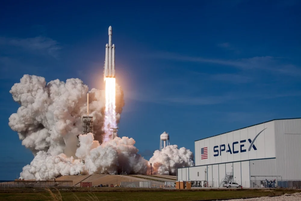 Por que pedaço de foguete antigo da SpaceX vai colidir com a Lua?