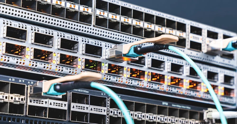 Programas de Governo prometem datacenters, IA e fim da censura nas redes
