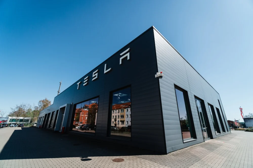 Tesla interrompe venda de telhados solares uma década após lançamento