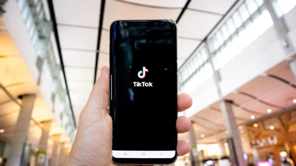 TikTok enfrenta uma conta de US$ 400 milhões nos EUA e o motivo coloca a proteção das crianças no centro do debate
