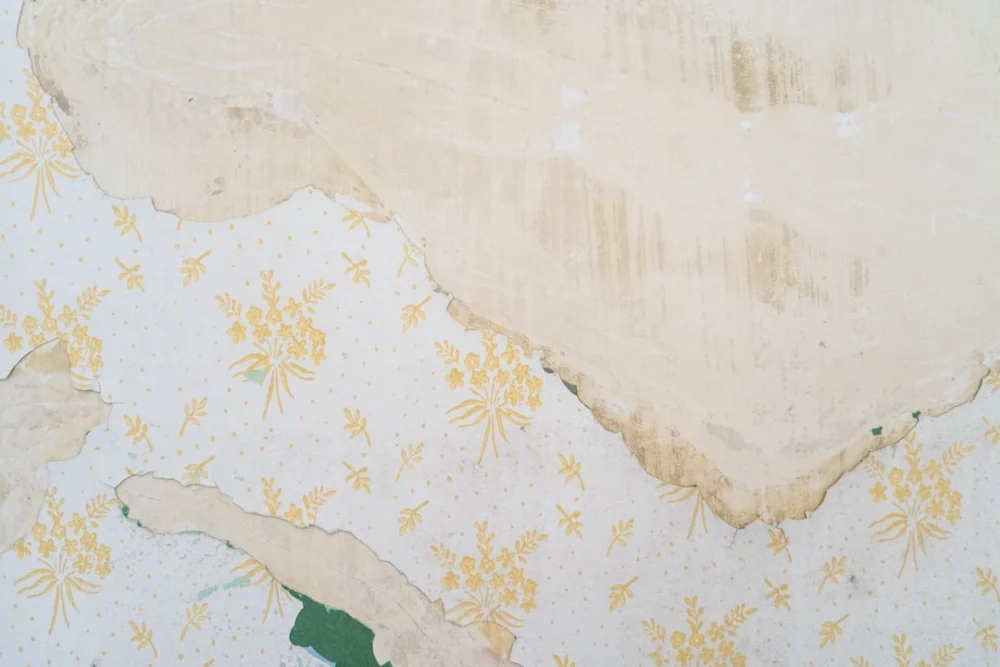 Truque com amaciante pode facilitar a remoção de papel de parede antigo