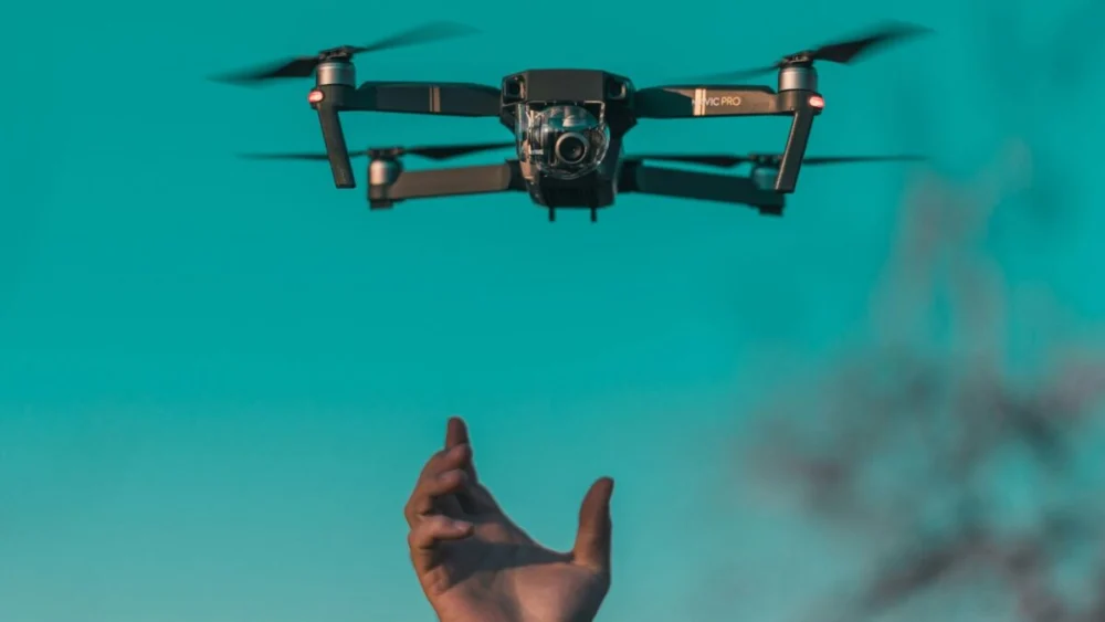 Um vídeo de guerra mostra um homem sendo perseguido por um drone e termina de forma chocante