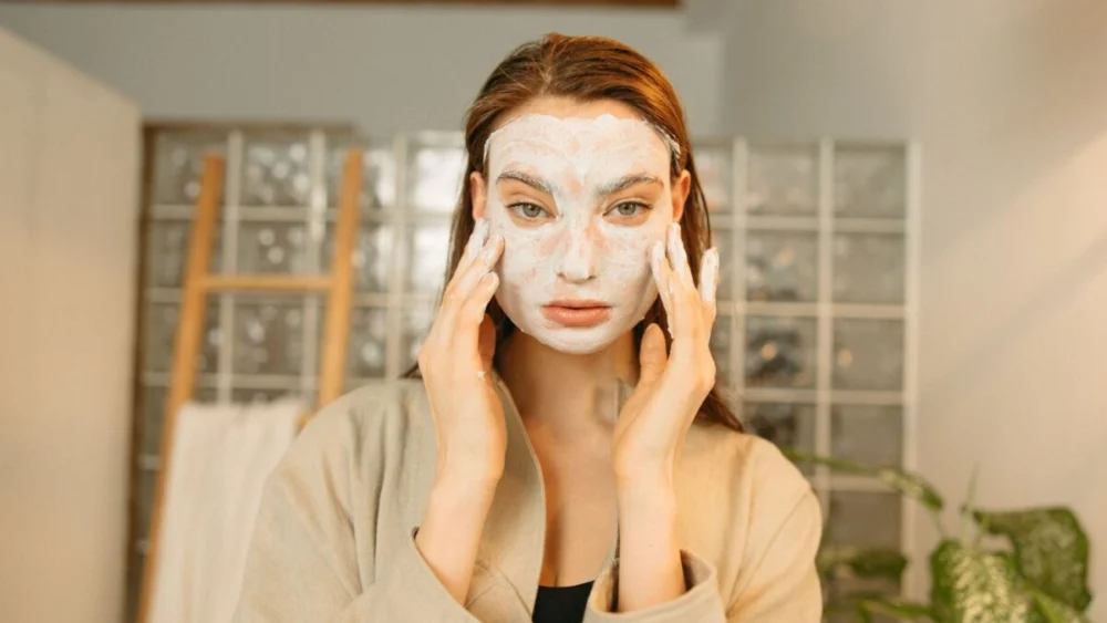 Uma tecnologia que parece saída de um filme está chegando às rotinas de skincare e promete transformar poucos minutos diante do espelho