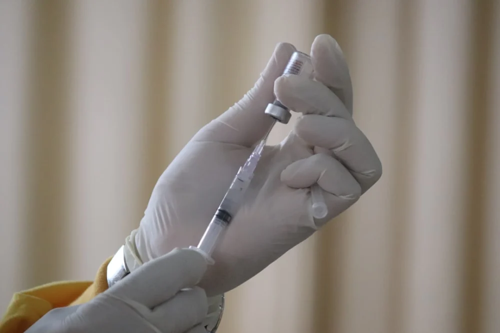 Vacina contra câncer avança: como IA é usada em marco histórico da medicina