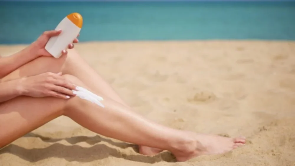 Você guardou o protetor solar do verão passado? Veja o que realmente importa antes de reaproveitá-lo
