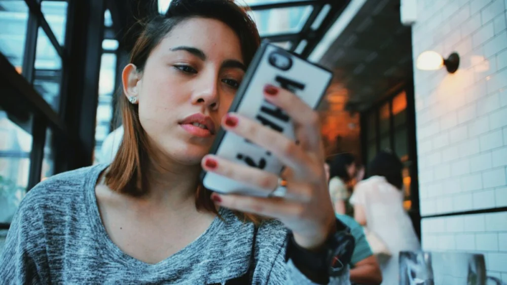 Você olha o celular mesmo sem receber notificações? Esse hábito pode esconder um problema