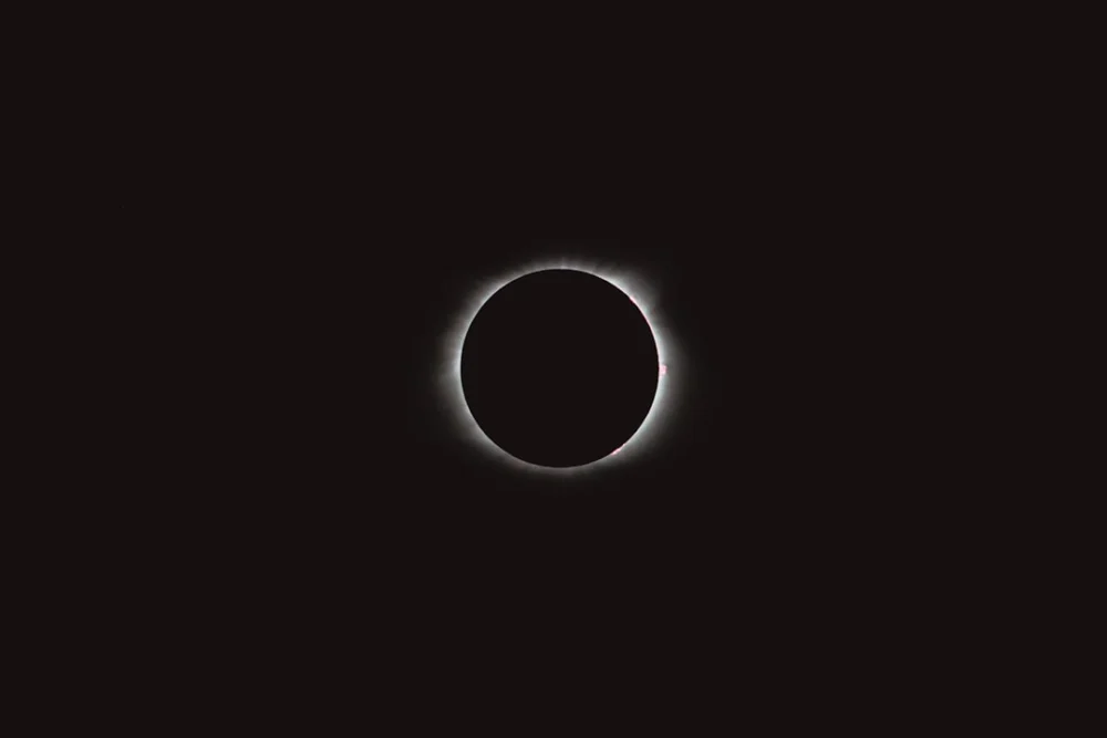 Eclipse solar total raro acontece esta semana; veja horário e como assistir