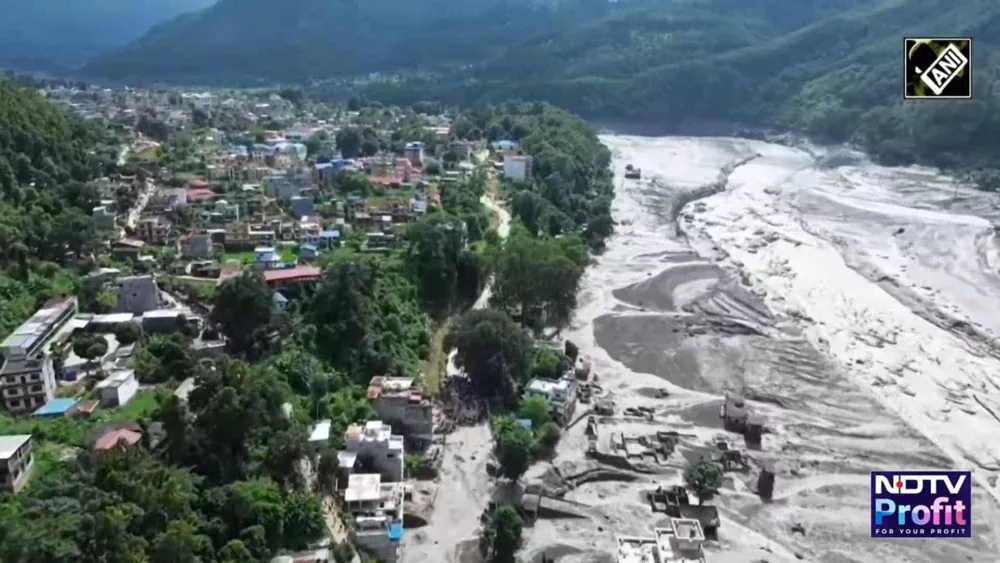 O que causou a inundação que matou centenas de pessoas no Nepal?