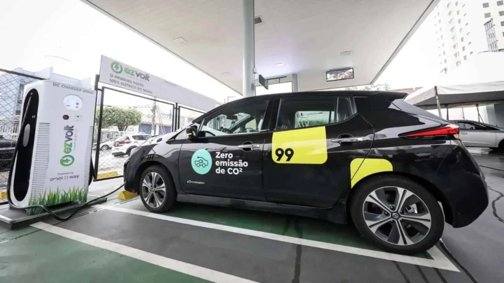 99 lança app de recarga elétrica no RJ que reúne postos de diferentes redes e oferece até 20% de desconto