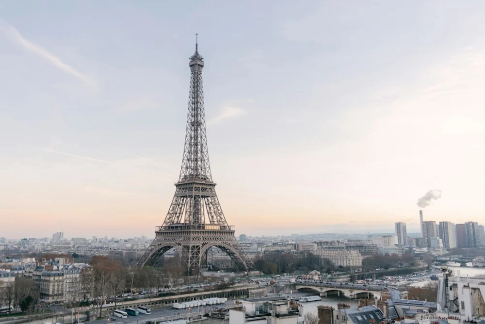 A Torre Eiffel está sempre se movendo e a explicação está no calor do Sol