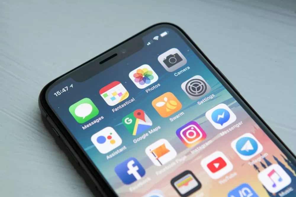 Apple se rende à moda dos telefones dobráveis; conheça o novo iPhone Duo