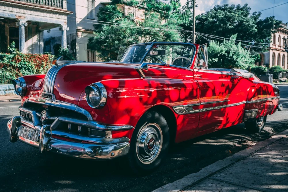 Carros antigos estão ganhando uma segunda chance — e há uma razão tecnológica para isso
