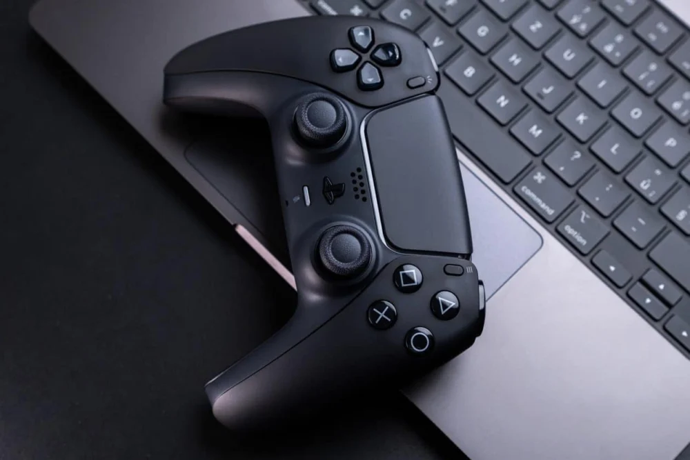 Código do macOS 26.7 inclui referências a dois controles da Apple para jogos