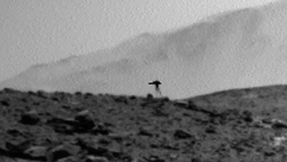 Curiosity fotografou algo estranho no horizonte de Marte e a imagem voltou três anos depois para intrigar a internet