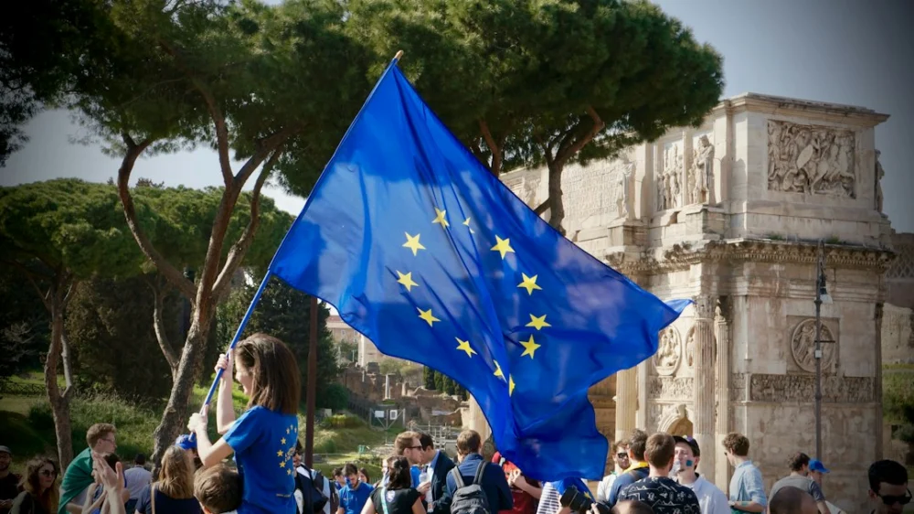 Europa quer barrar redes para menores de 13 e limitar uso de adolescentes