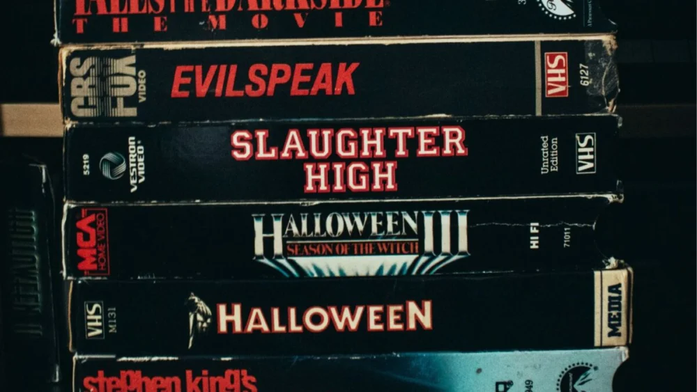 Existe um detalhe nos filmes de terror que assusta seu cérebro antes mesmo de você perceber