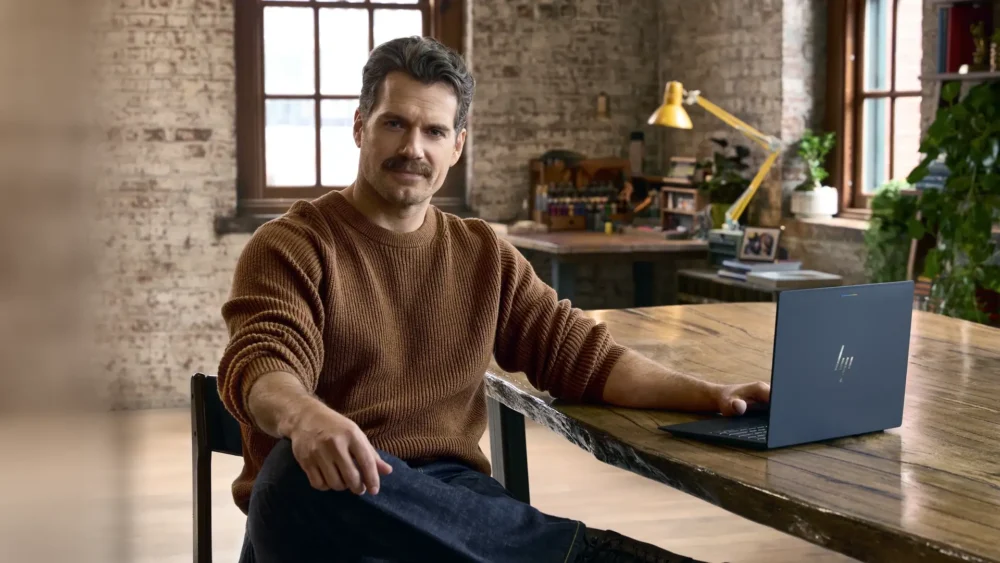 Henry Cavill faz propaganda do novo Googlebook