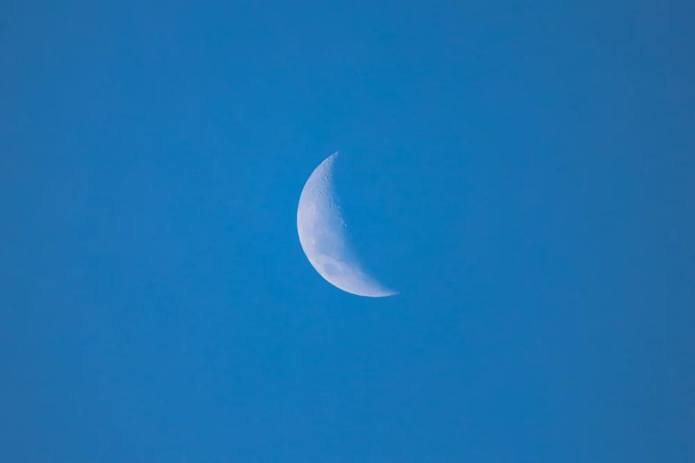 Lua e Saturno se alinham no céu: como observar o fenômeno sem telescópio