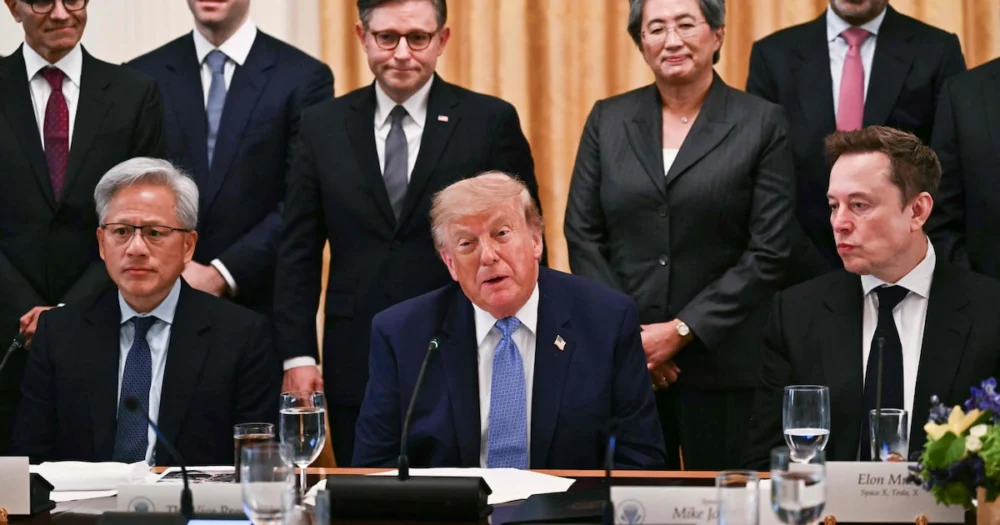 Sem leis: entenda o que significa o acordo de ‘autorregulação’ feito por Trump com empresas de IA