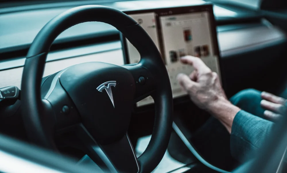 Tesla põe Cybercab sem volante para rodar como táxi em Austin (EUA)