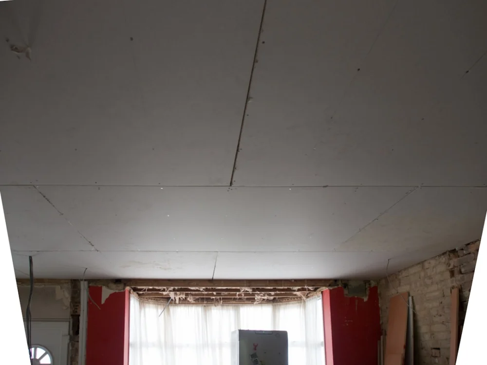 Teto de gesso com infiltração? Veja como reparar ou se é hora de trocar