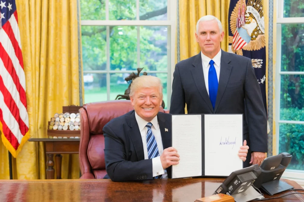 Trump rebate freio na IA e diz que presidente forte é o único limite