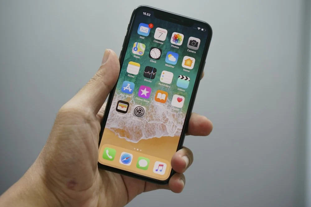 Um iPhone foi lançado de uma altura absurda e a física explica por que ele sobreviveu