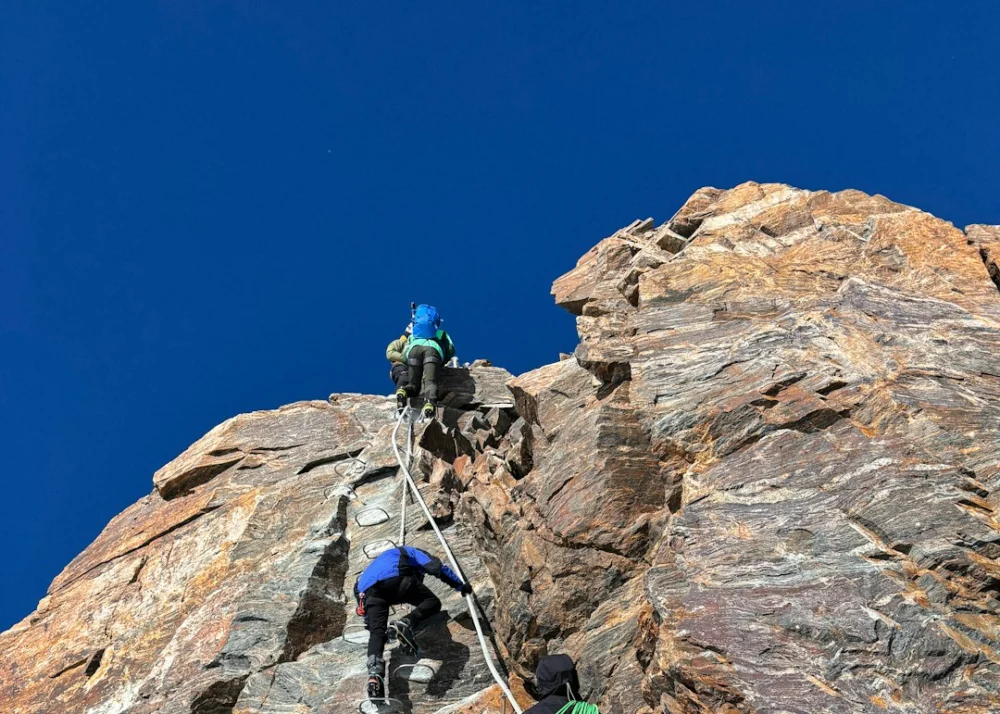 Urina de alpinistas e combustível ajudam a derreter milhares de toneladas de gelo no Everest