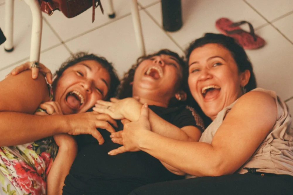Fazer amigos depois de adulto parece muito mais difícil, mas a ciência encontrou duas coisas que realmente fazem diferença