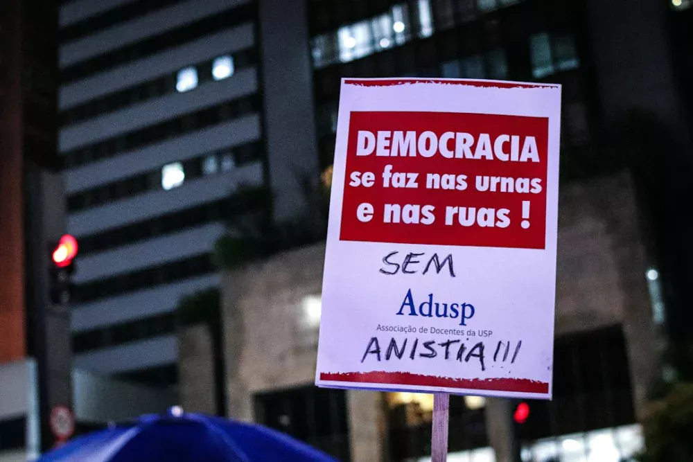 Meio político, meio influenciador, meio confuso