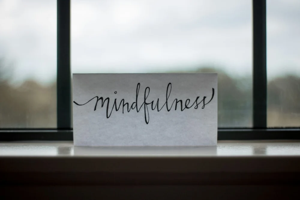 7 atividades de mindfulness que ajudam a acalmar a mente e podem ser praticadas em qualquer idade