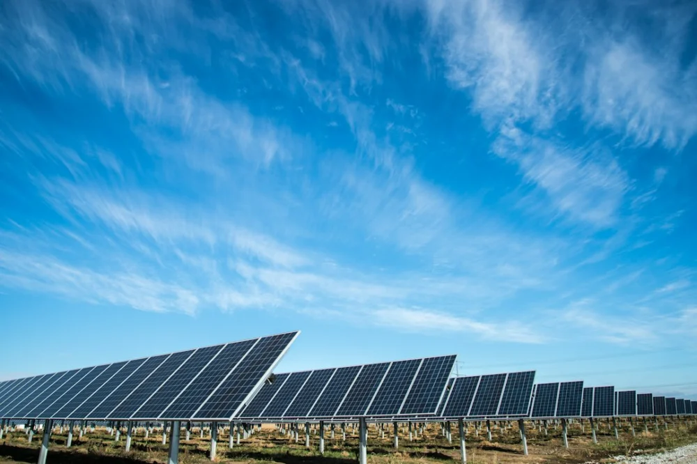 A China tem mais energia solar e eólica do que nunca — o gargalo agora está entre a geração e as tomadas