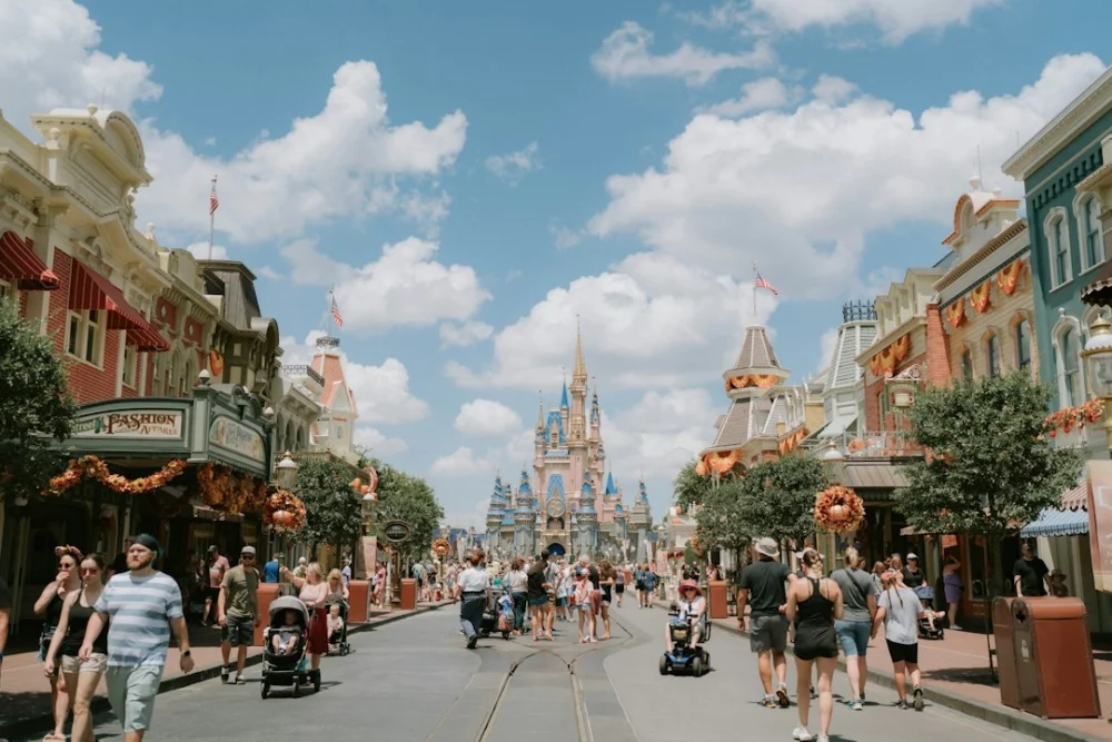 A Disney prepara uma nova rodada de cortes e desta vez duas áreas importantes estão no centro da mudança