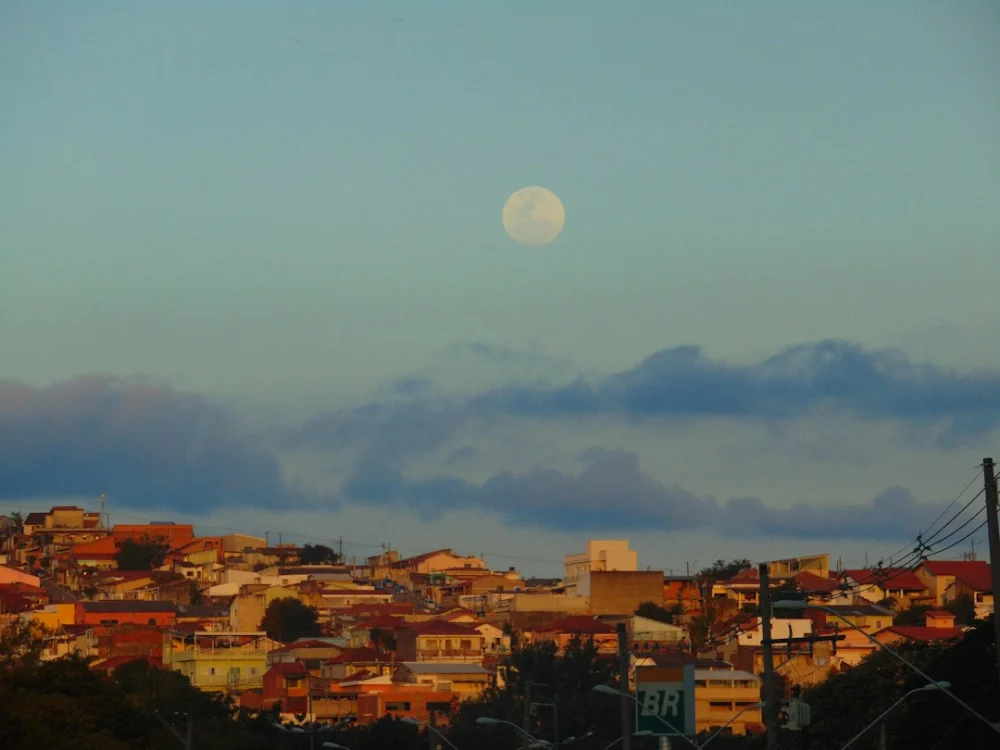 A Lua parece imóvel, mas uma pesquisa encontrou milhares de evidências de que ela continua se transformando