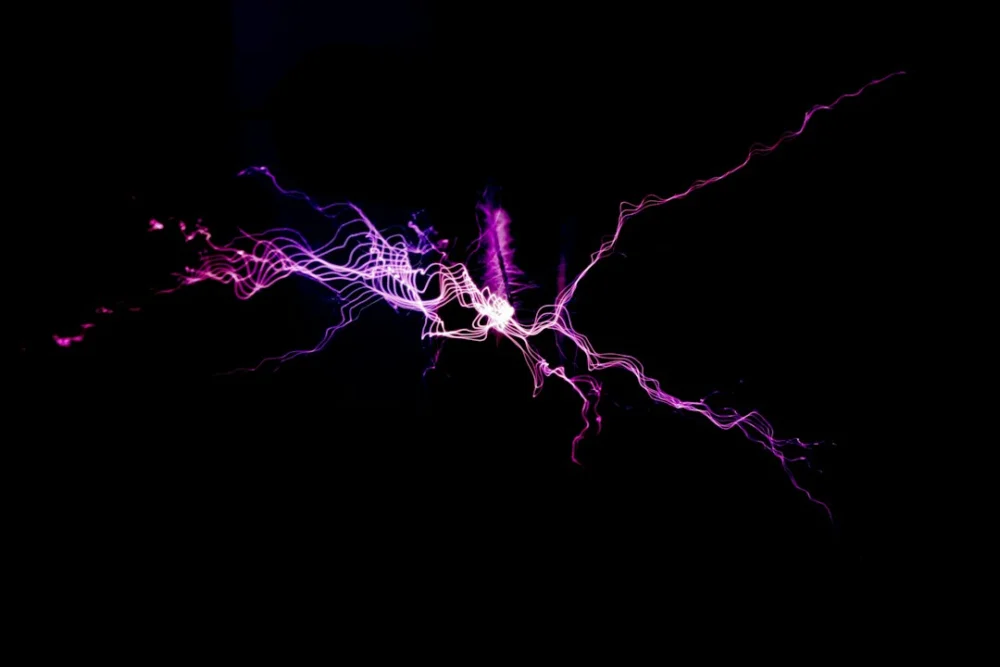 Água, eletricidade e plasma: a combinação que pode simplificar uma das reações mais difíceis da indústria