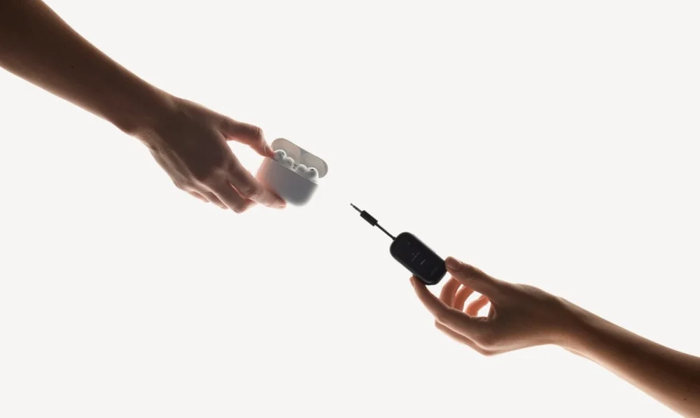 Airfly View é um dongle com tela para se conectar a fones de ouvido sem fio