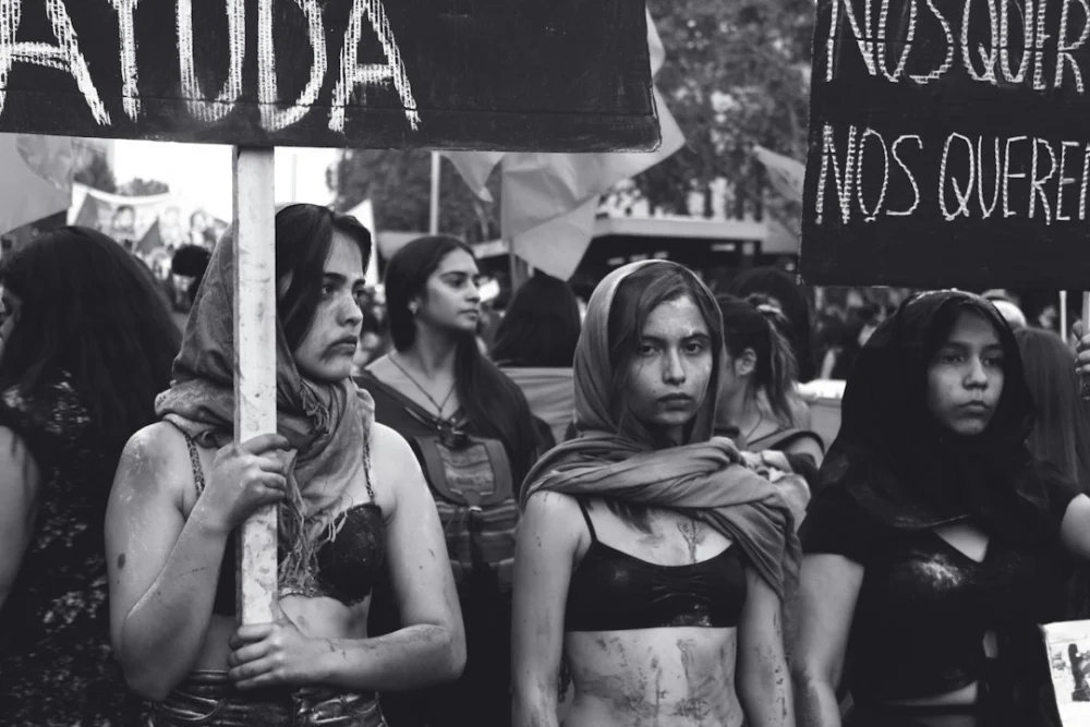 Algumas pessoas pedem desculpas mesmo sem terem feito nada — o motivo pode ir muito além da educação