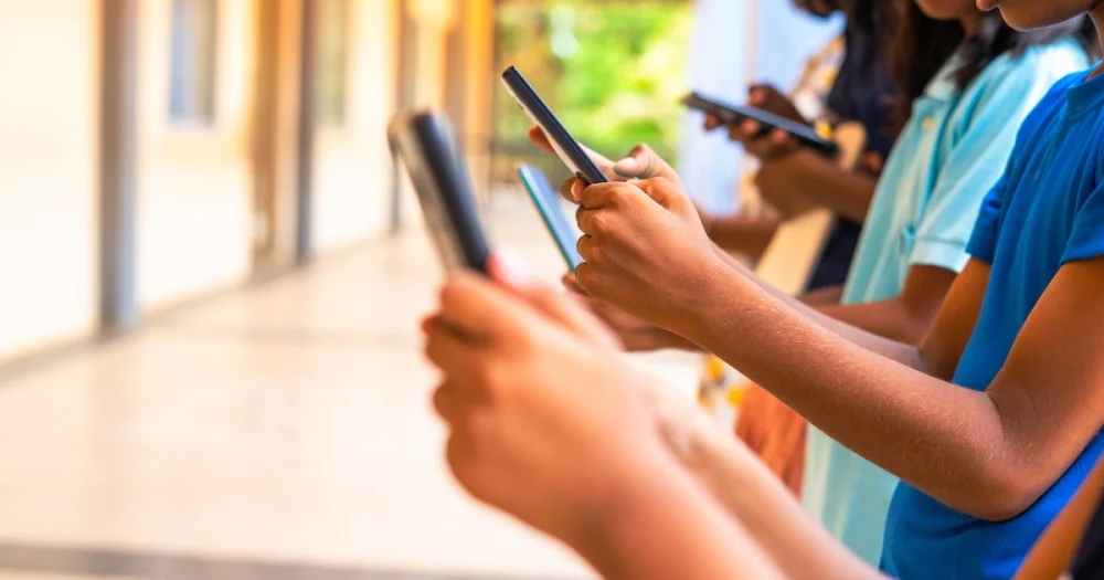 App Store e Play Store permitem que menores tenham acesso a apps de ‘deep nude’, alerta estudo