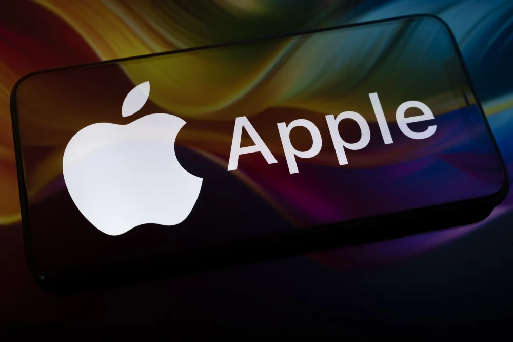 Apple supera R$ 25,2 trilhões em valor de mercado e desafia novo CEO a avançar em IA