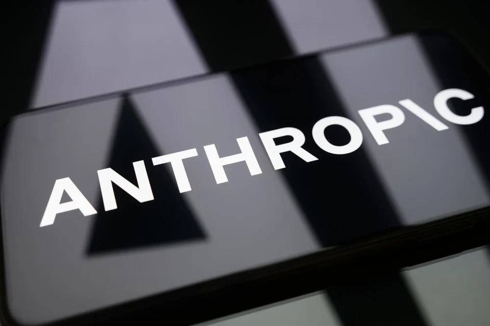 Bancos e Blackstone vão financiar R$ 340 bilhões em chips de IA para a Anthropic