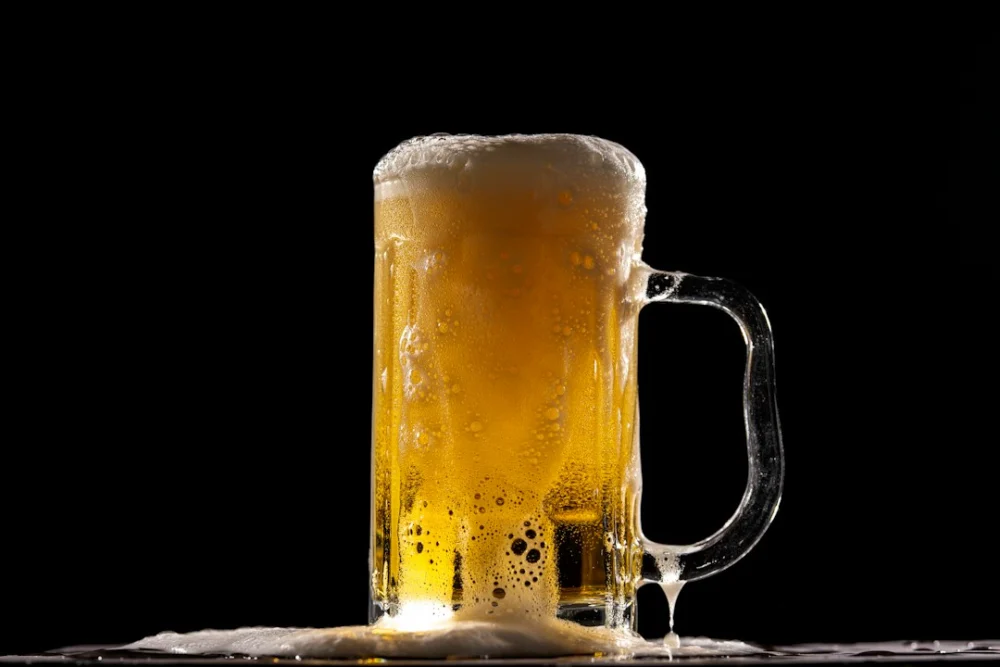 Beber cerveja para curar a ressaca parece funcionar, mas a ciência explica por que é uma armadilha
