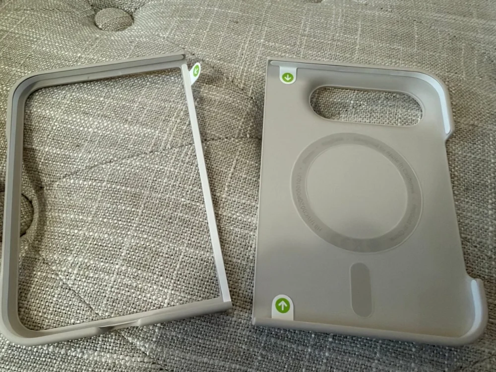 Capa de policarbonato do iPhone Duo se mantém presa com adesivos